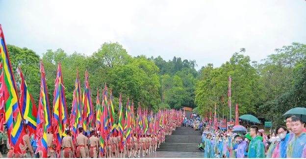 Hàng vạn người dân đội mưa về Giỗ Tổ Hùng Vương Hàng vạn người dân đội mưa về Giỗ Tổ Hùng Vương