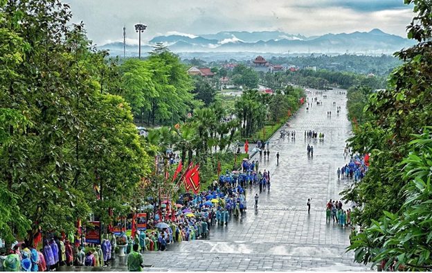 Hàng vạn người dân đội mưa về Giỗ Tổ Hùng Vương Hàng vạn người dân đội mưa về Giỗ Tổ Hùng Vương