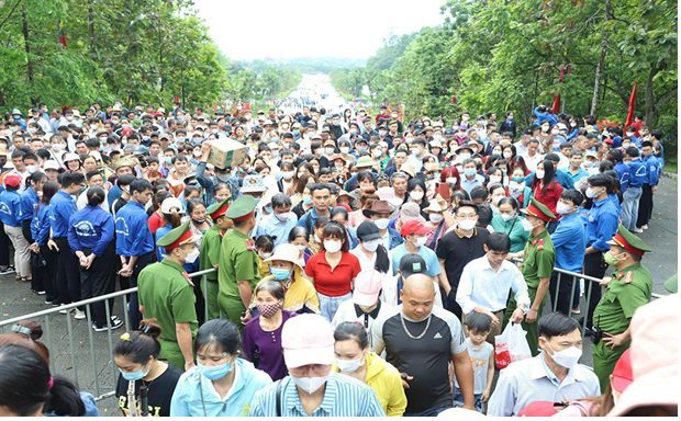 Hàng vạn người dân đội mưa về Giỗ Tổ Hùng Vương Hàng vạn người dân đội mưa về Giỗ Tổ Hùng Vương