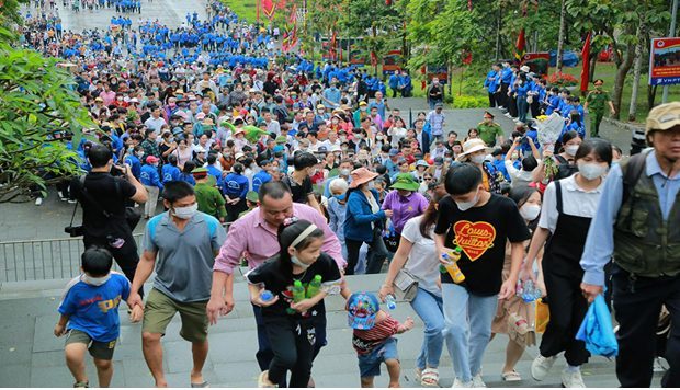 Hàng vạn người dân đội mưa về Giỗ Tổ Hùng Vương Hàng vạn người dân đội mưa về Giỗ Tổ Hùng Vương