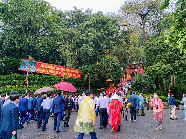 Hàng vạn người dân đội mưa về Giỗ Tổ Hùng Vương Hàng vạn người dân đội mưa về Giỗ Tổ Hùng Vương