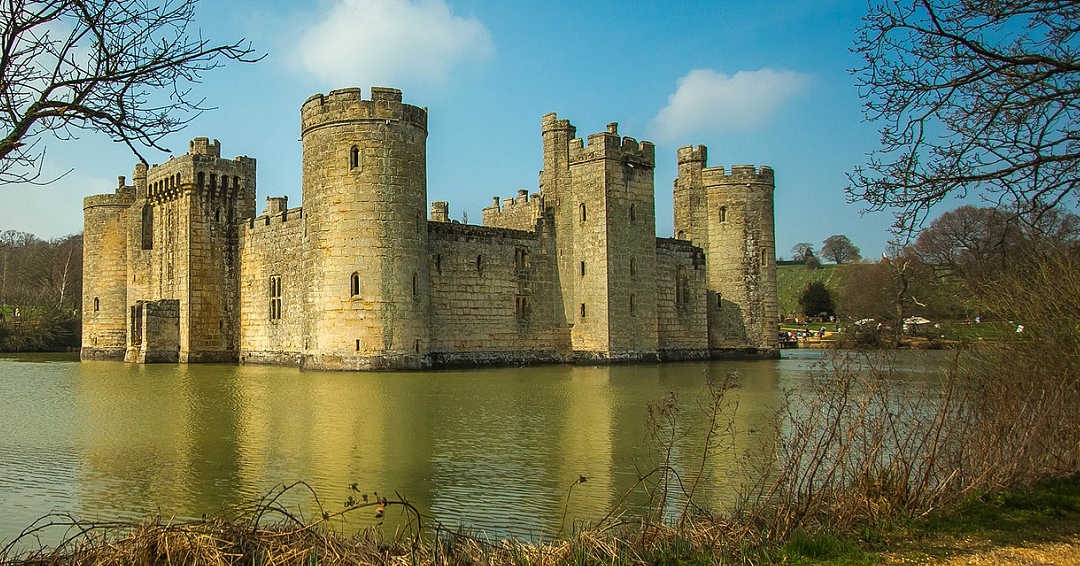 18 lâu đài cổ khắp thế giới