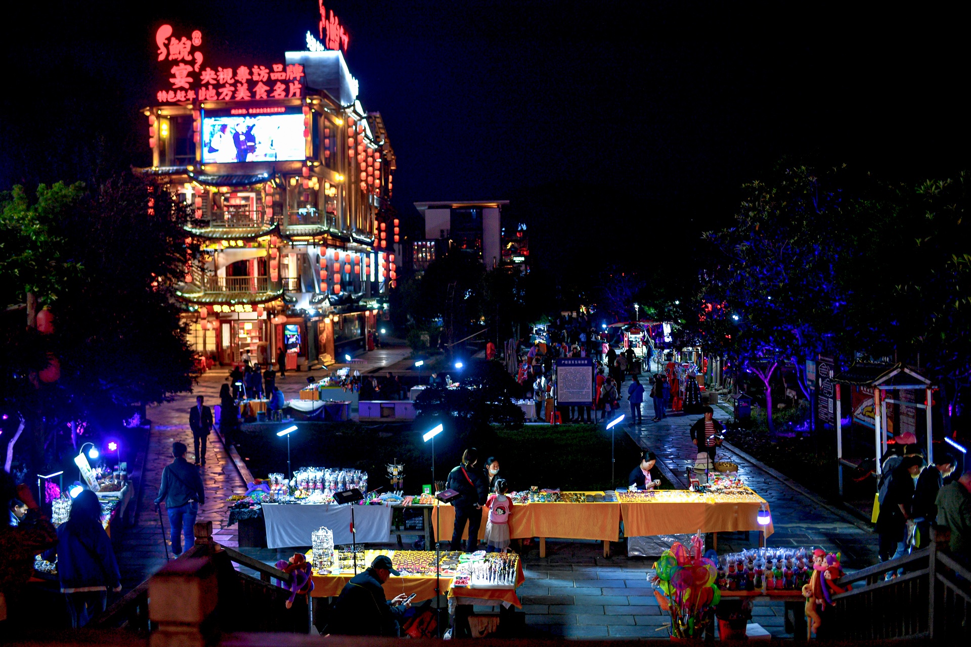 Khách Việt trải nghiệm cách uống rượu của người Miêu ở Trung Quốc