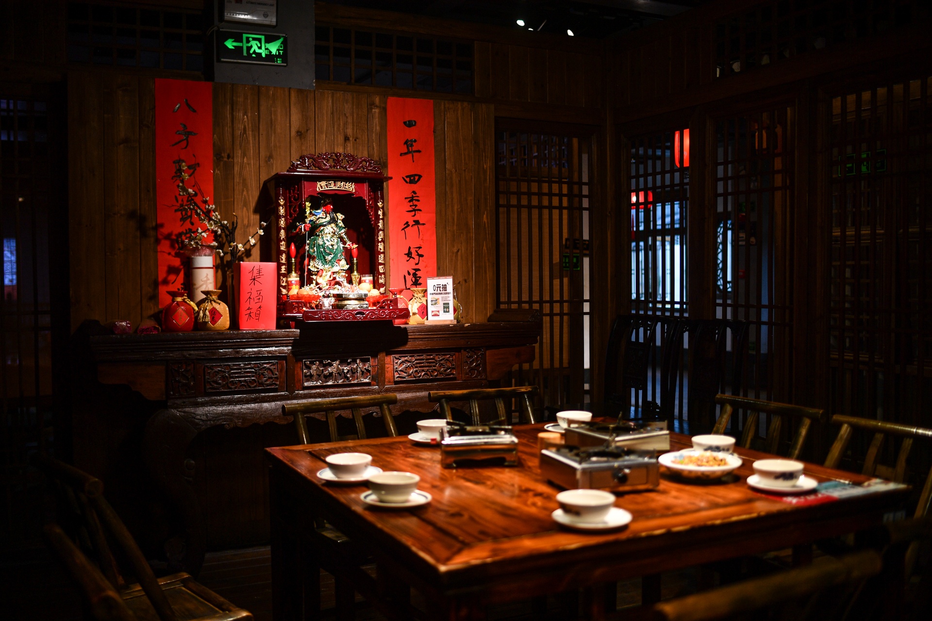 Khách Việt trải nghiệm cách uống rượu của người Miêu ở Trung Quốc