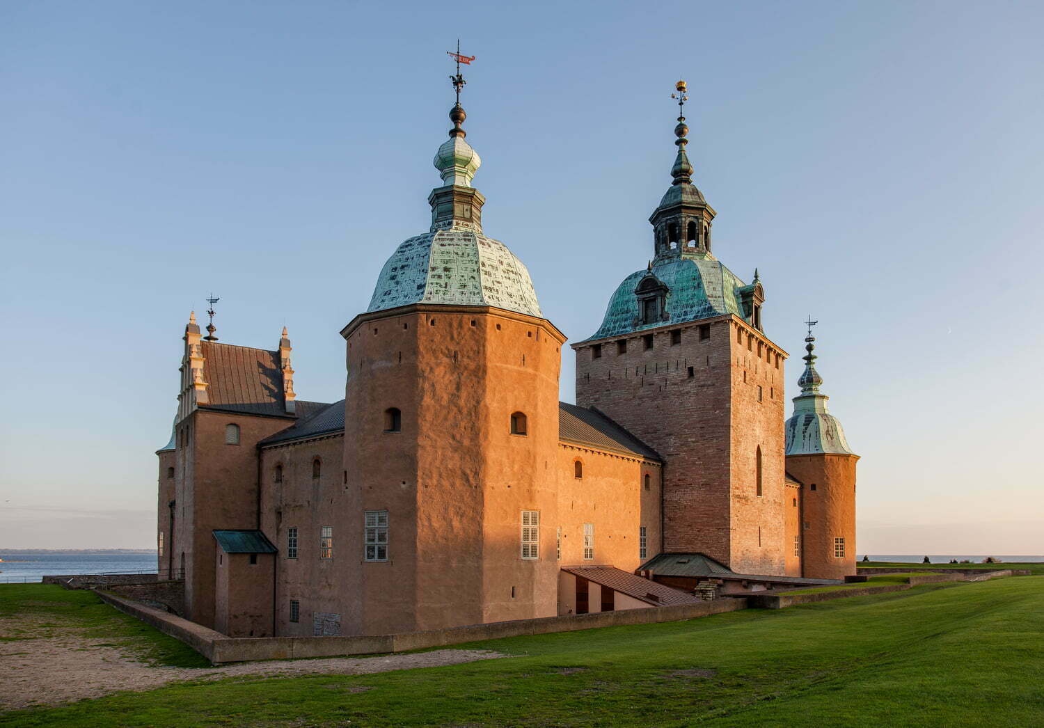 18 lâu đài cổ khắp thế giới