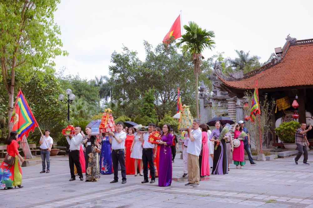 HĐHNVN CÙNG ĐỒNG NIÊN 1976 HỌ NGUYỄN LÀM LỄ DÂNG HƯƠNG HAI BÀ TRƯNG TẠI ĐỀN THỜ HAI BÀ Ở MÊ LINH, HÀ NỘI