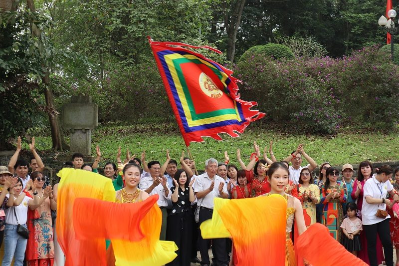 HĐHNVN CÙNG ĐỒNG NIÊN 1976 HỌ NGUYỄN LÀM LỄ DÂNG HƯƠNG HAI BÀ TRƯNG TẠI ĐỀN THỜ HAI BÀ Ở MÊ LINH, HÀ NỘI