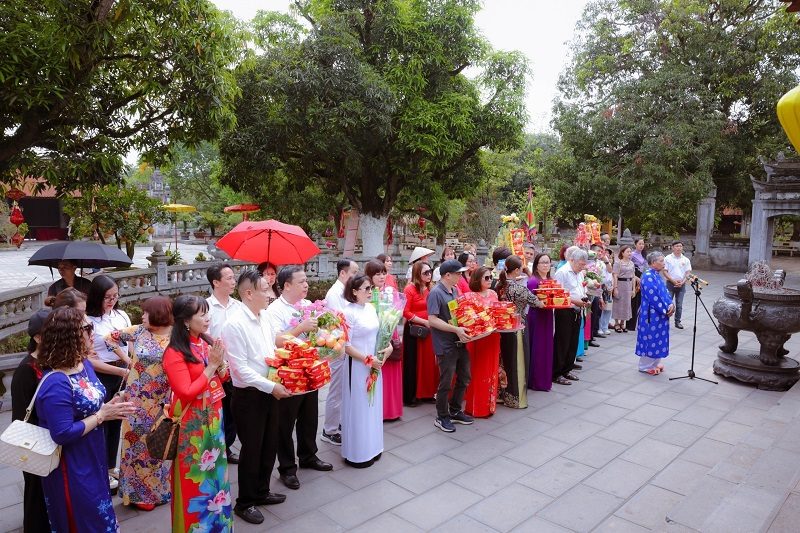 HĐHNVN CÙNG ĐỒNG NIÊN 1976 HỌ NGUYỄN LÀM LỄ DÂNG HƯƠNG HAI BÀ TRƯNG TẠI ĐỀN THỜ HAI BÀ Ở MÊ LINH, HÀ NỘI