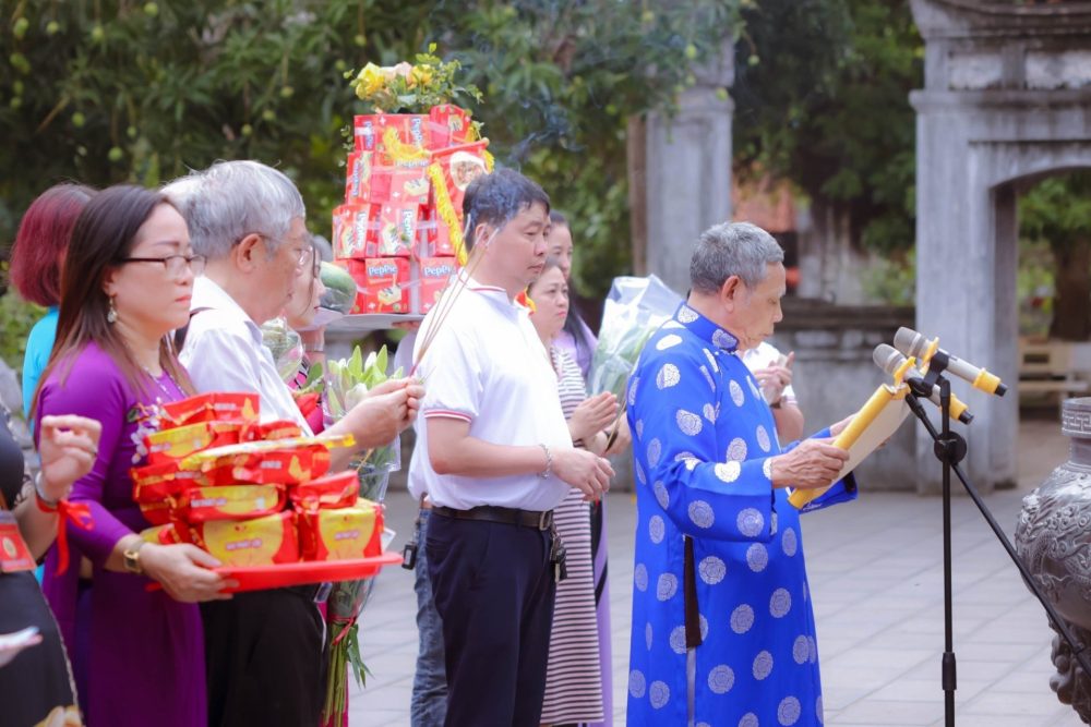 HĐHNVN CÙNG ĐỒNG NIÊN 1976 HỌ NGUYỄN LÀM LỄ DÂNG HƯƠNG HAI BÀ TRƯNG TẠI ĐỀN THỜ HAI BÀ Ở MÊ LINH, HÀ NỘI