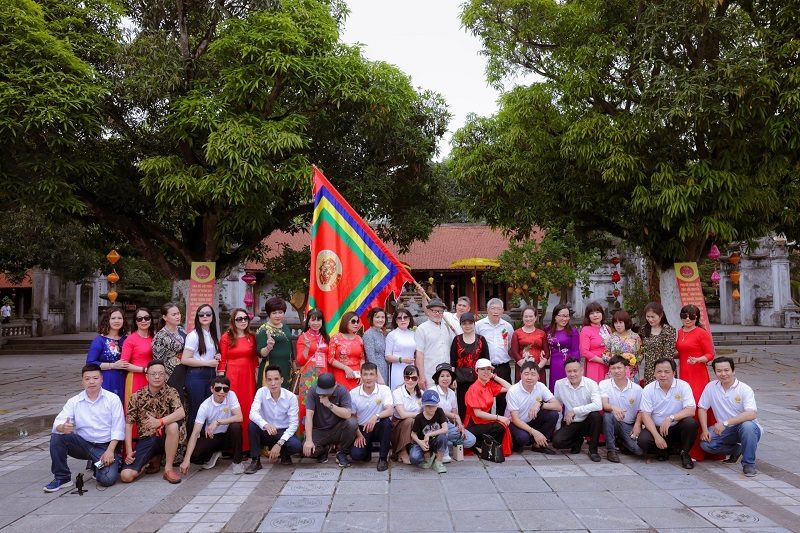 HĐHNVN CÙNG ĐỒNG NIÊN 1976 HỌ NGUYỄN LÀM LỄ DÂNG HƯƠNG HAI BÀ TRƯNG TẠI ĐỀN THỜ HAI BÀ Ở MÊ LINH, HÀ NỘI