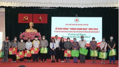 Tháng nhân đạo 2023: CLB Doanh nhân Chữ thập đỏ trao quà tại huyện Nhà Bè.