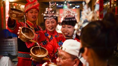 Khách Việt trải nghiệm cách uống rượu của người Miêu ở Trung Quốc