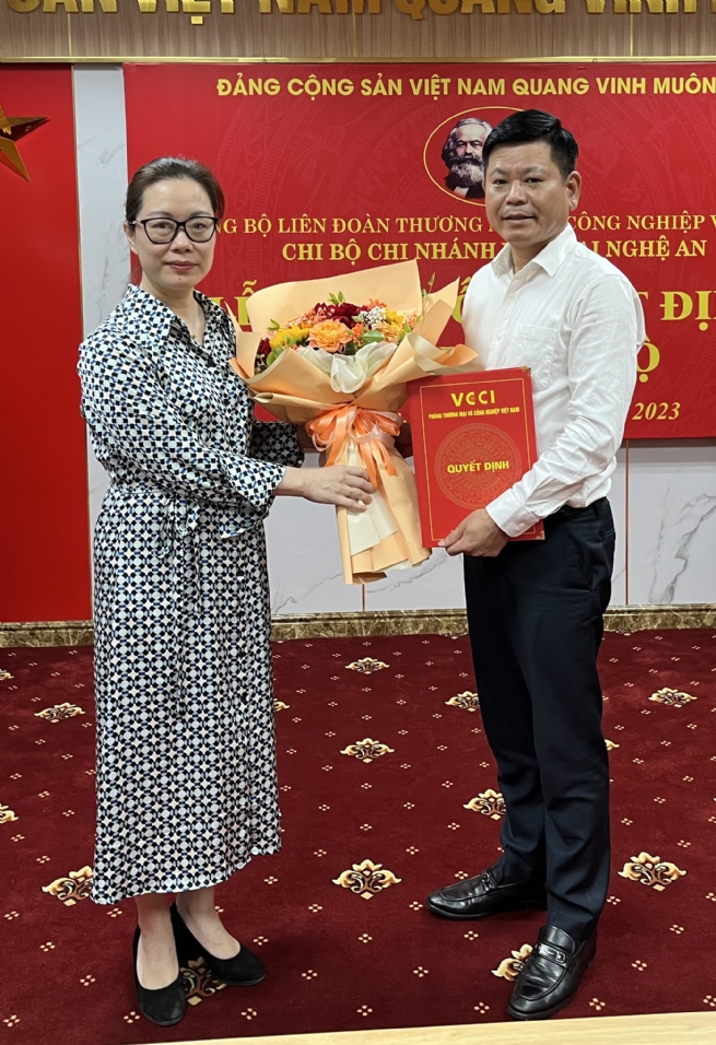 Trao quyết định Bí thư Chi bộ Chi nhánh VCCI tại Nghệ An Trao quyết định Bí thư Chi bộ Chi nhánh VCCI tại Nghệ An