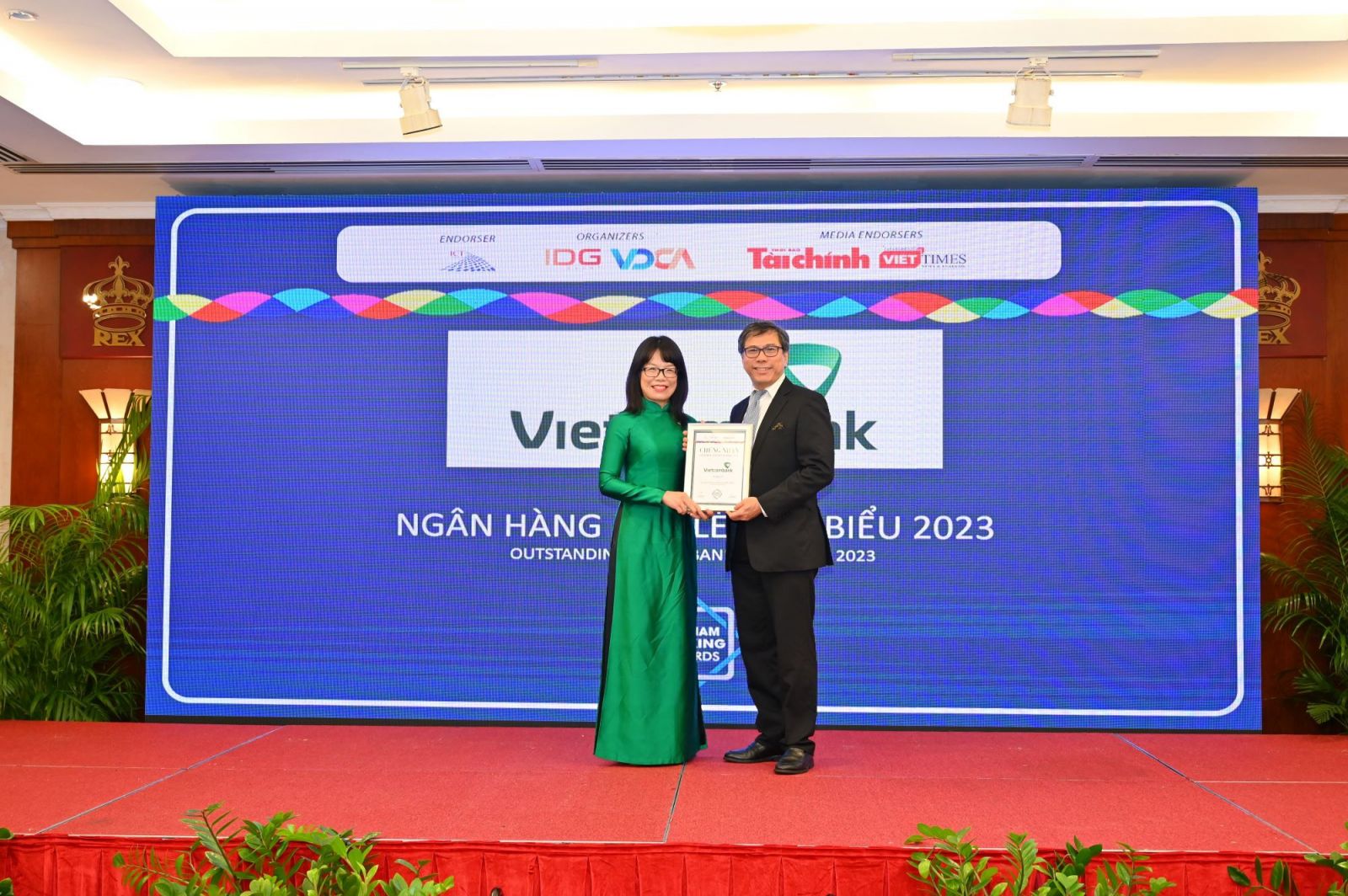 Vietcombank nhận 3 giải thưởng quan trọng tại diễn đàn Ngân hàng bán lẻ Việt Nam 2023 Vietcombank nhận 3 giải thưởng quan trọng tại diễn đàn Ngân hàng bán lẻ Việt Nam 2023