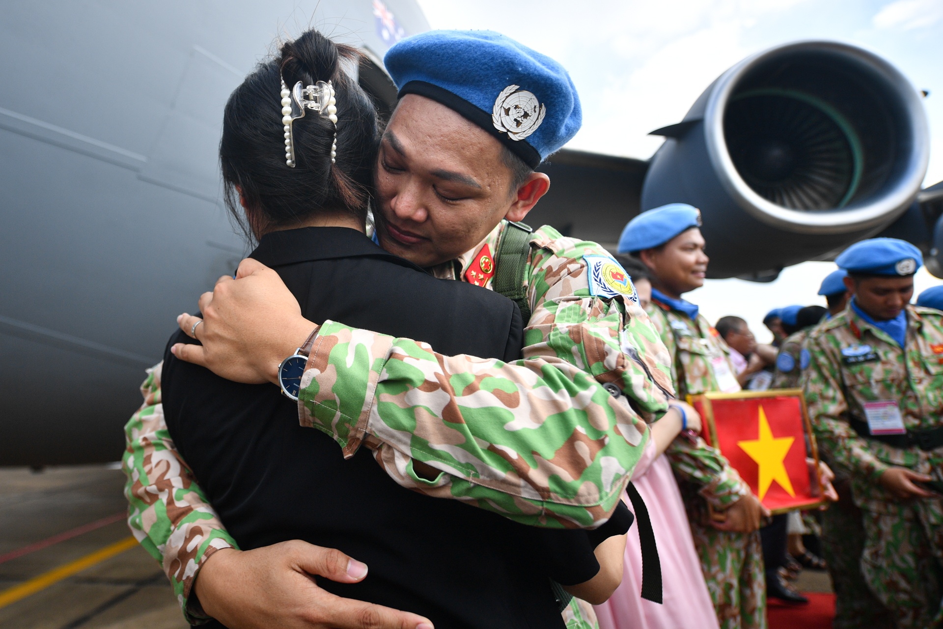 Chiến sĩ 'mũ nồi xanh' ôm tạm biệt gia đình trước giờ đến Nam Sudan Chiến sĩ 'mũ nồi xanh' ôm tạm biệt gia đình trước giờ đến Nam Sudan