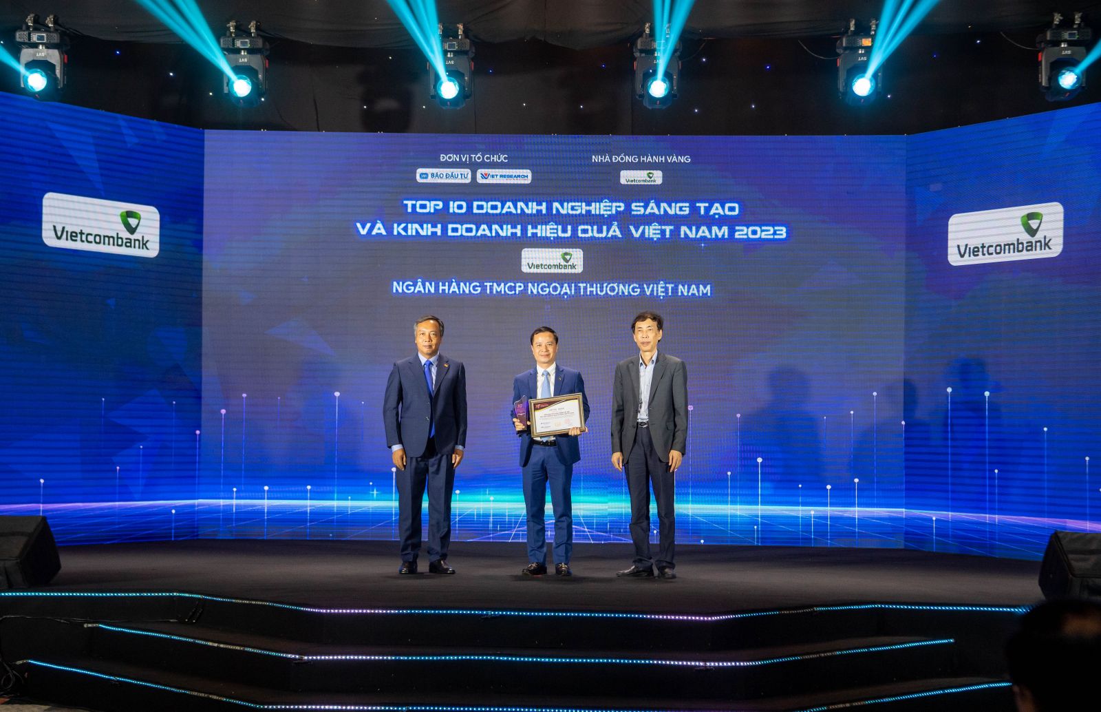 Vietcombank dẫn đầu Top 10 ngân hàng sáng tạo và kinh doanh hiệu quả năm 2023 Vietcombank dẫn đầu Top 10 ngân hàng sáng tạo và kinh doanh hiệu quả năm 2023