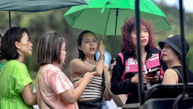 Du khách đội mưa du lịch Phú Quốc