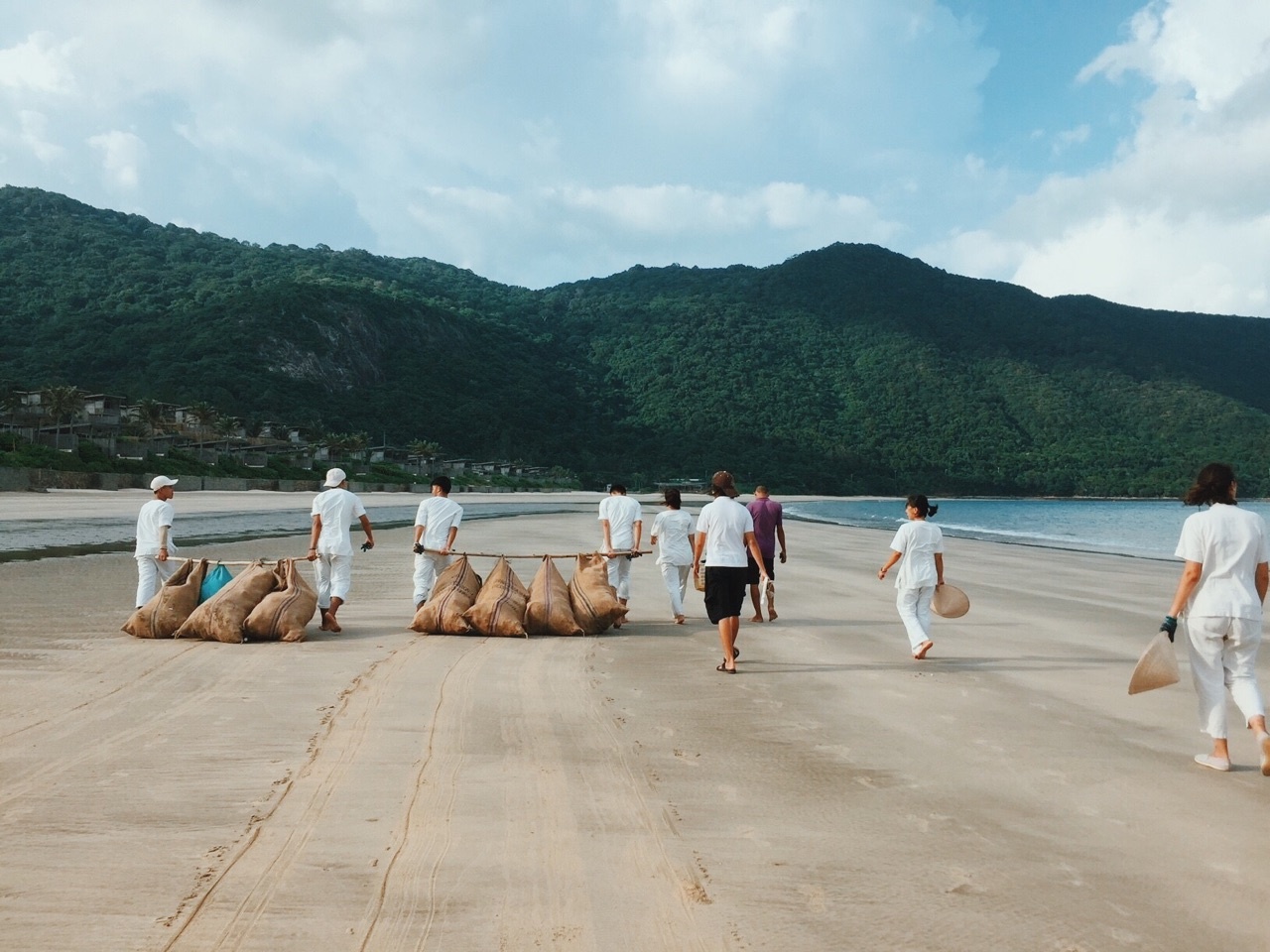 Những chuyến du lịch nhặt rác bất đắc dĩ