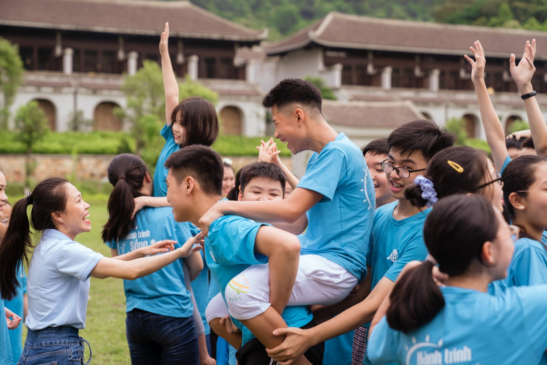 Mở ra ồ ạt, tour trại hè, học kỳ quân đội bớt 'nóng'