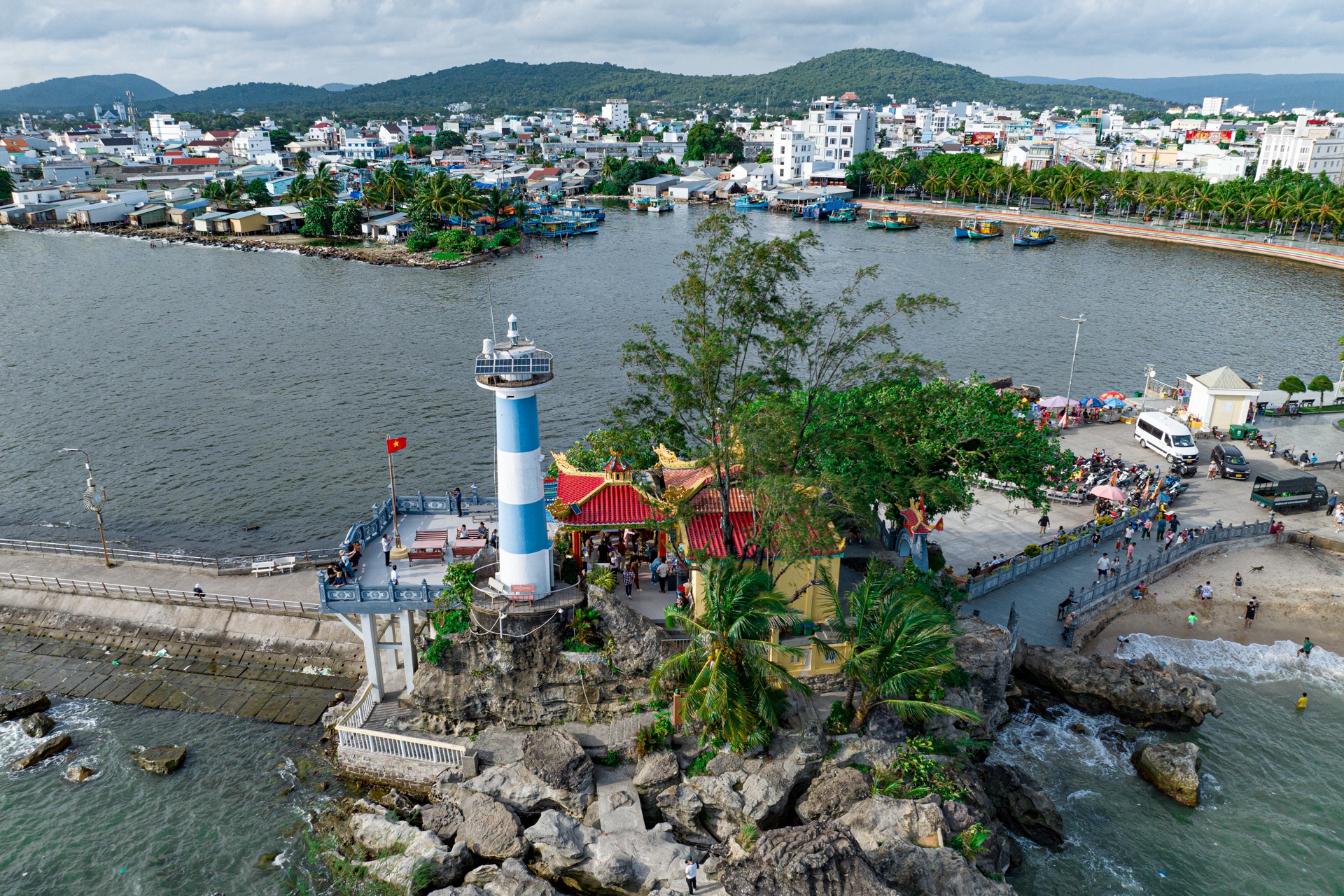 Ngôi đền nằm cạnh ngọn hải đăng ở Phú Quốc