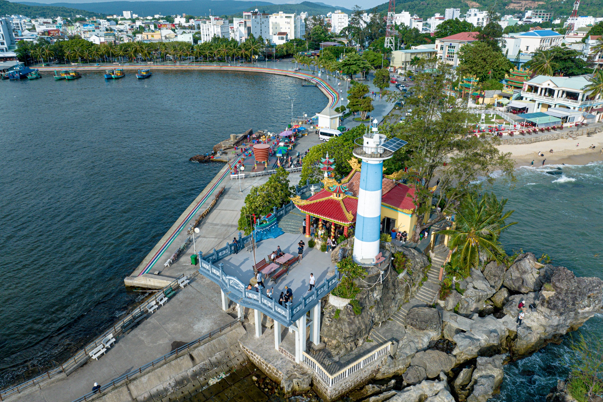 Ngôi đền nằm cạnh ngọn hải đăng ở Phú Quốc