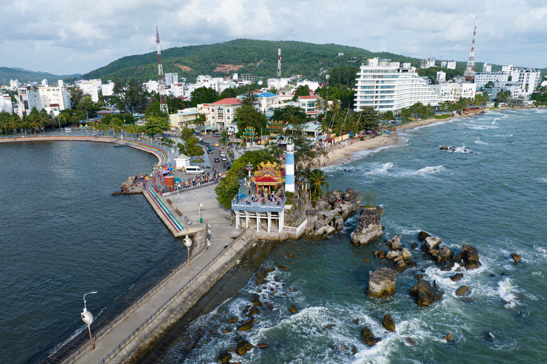 Ngôi đền nằm cạnh ngọn hải đăng ở Phú Quốc