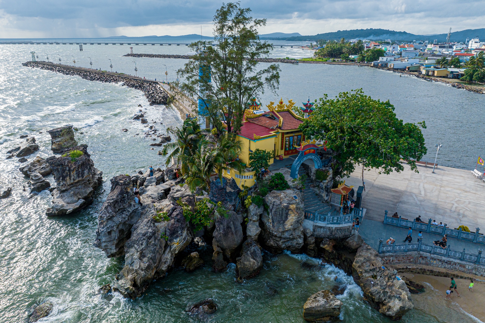 Ngôi đền nằm cạnh ngọn hải đăng ở Phú Quốc