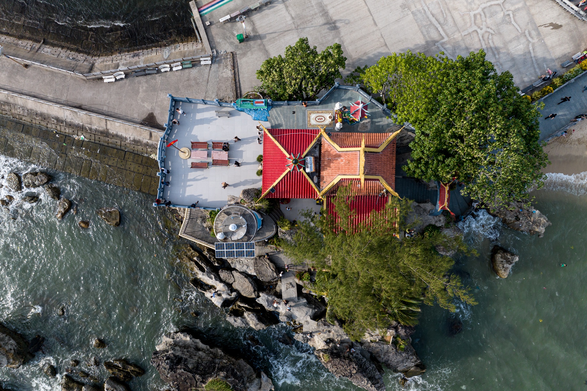 Ngôi đền nằm cạnh ngọn hải đăng ở Phú Quốc