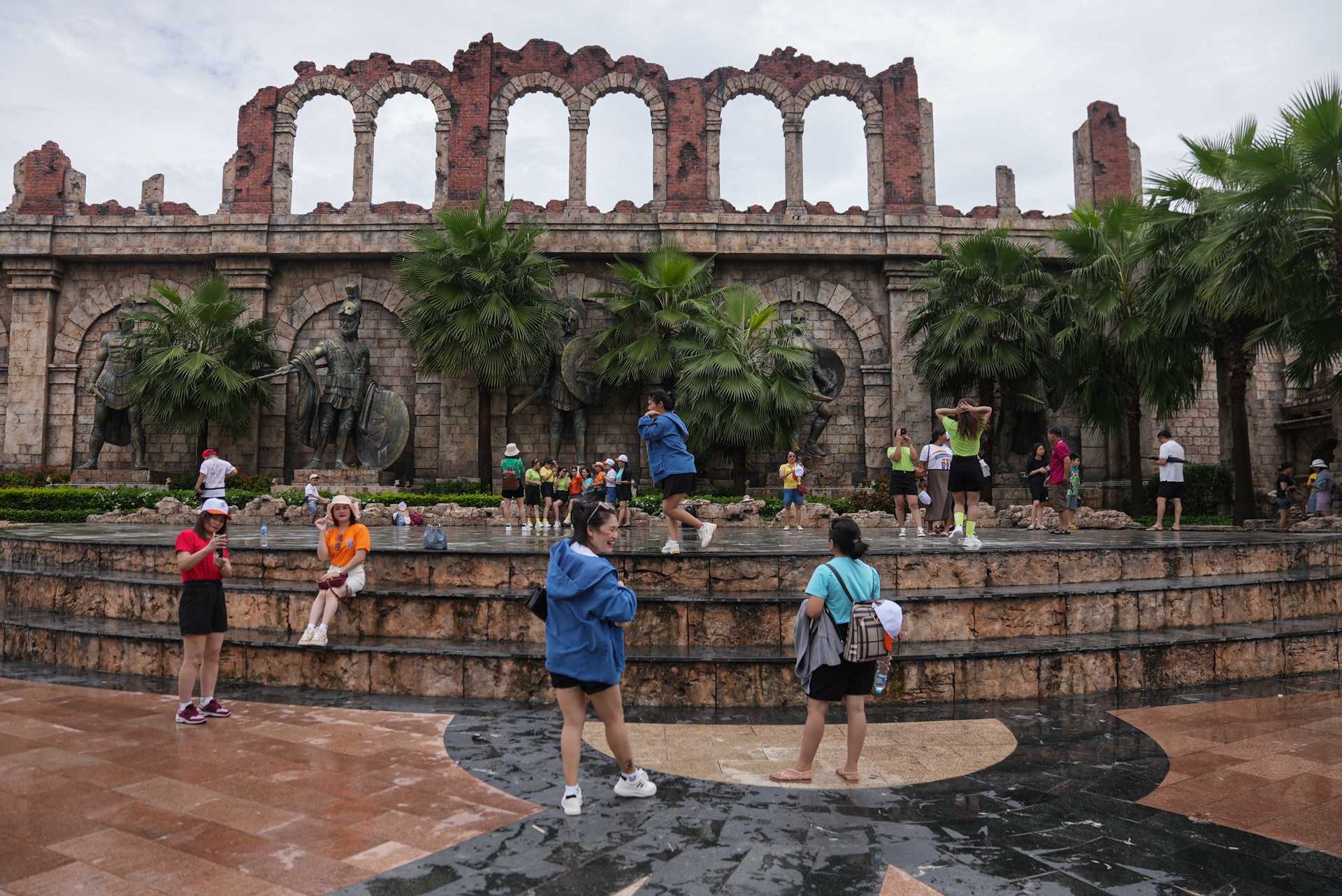 Du khách đội mưa du lịch Phú Quốc