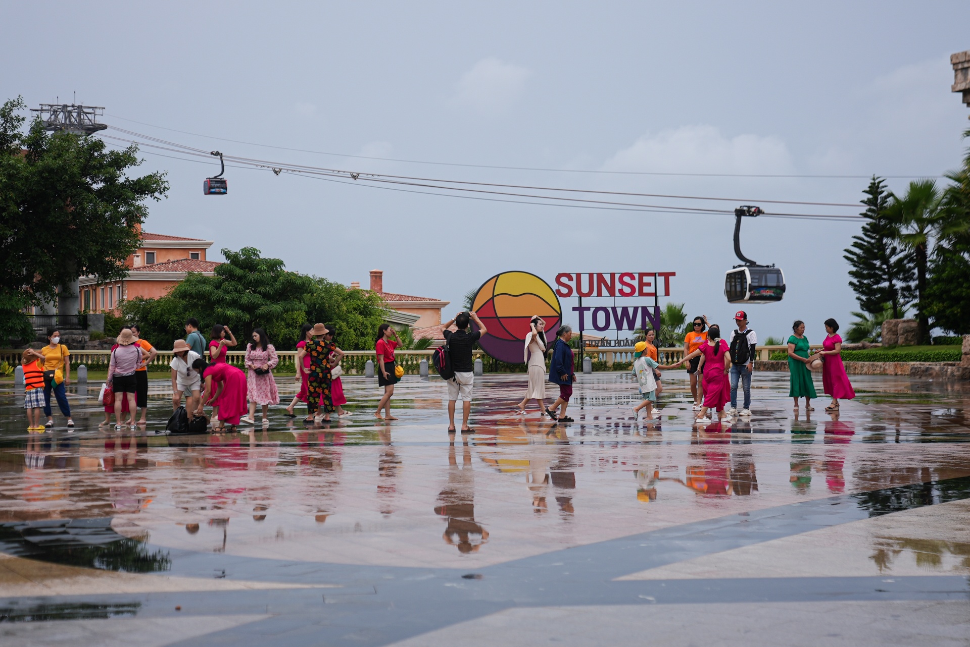 Du khách đội mưa du lịch Phú Quốc