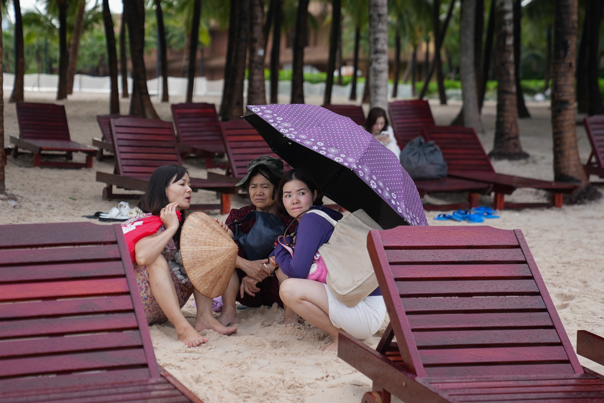 Du khách đội mưa du lịch Phú Quốc