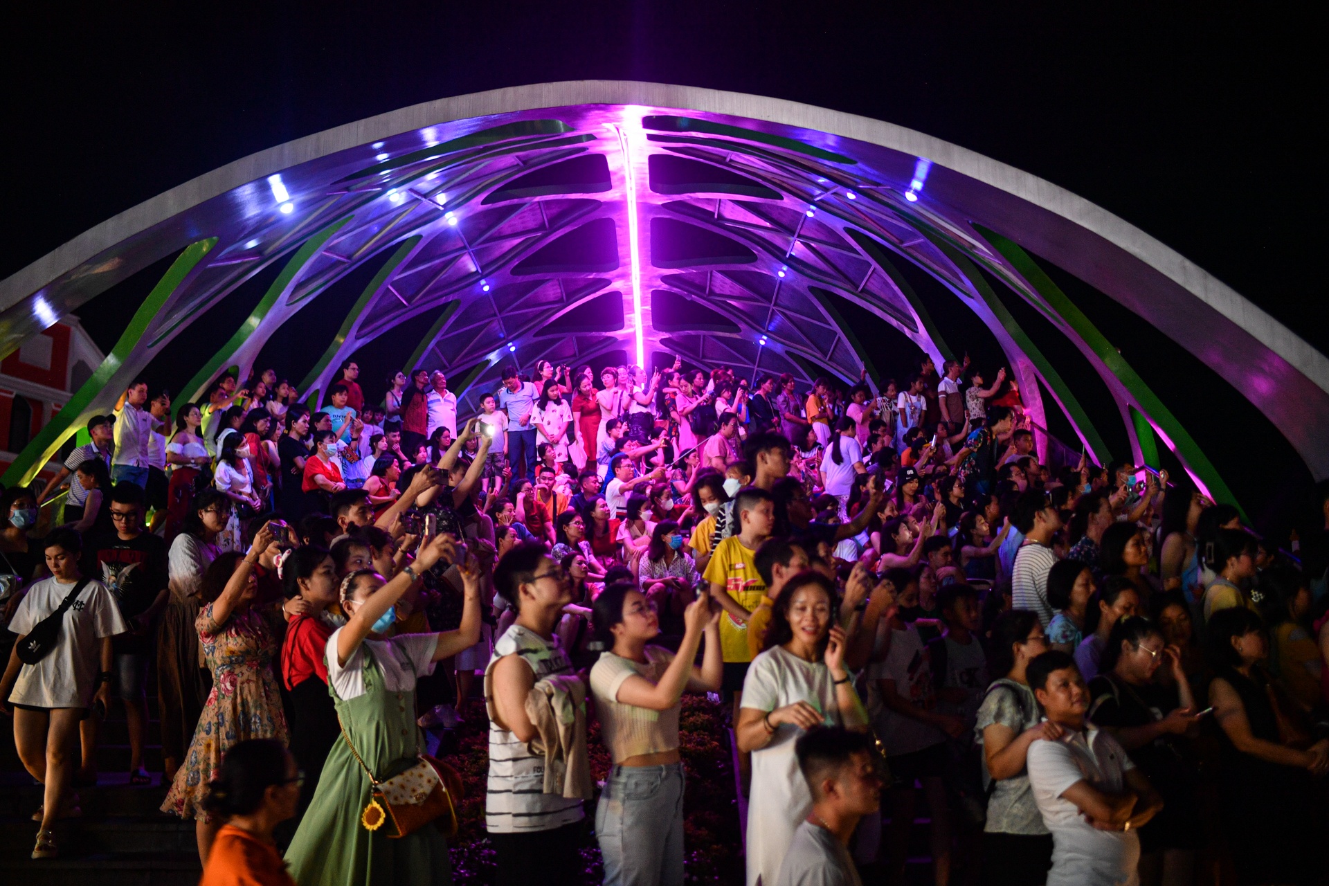 Du khách đội mưa du lịch Phú Quốc