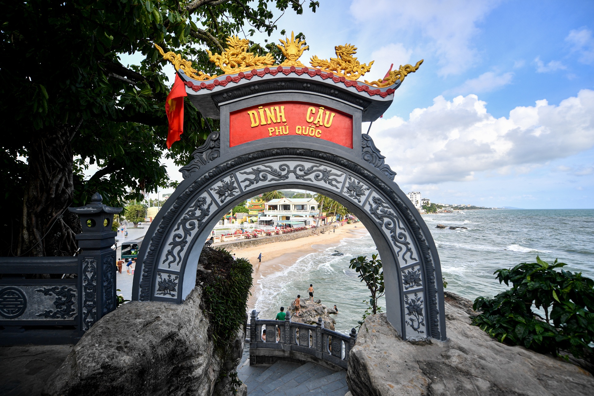 Ngôi đền nằm cạnh ngọn hải đăng ở Phú Quốc