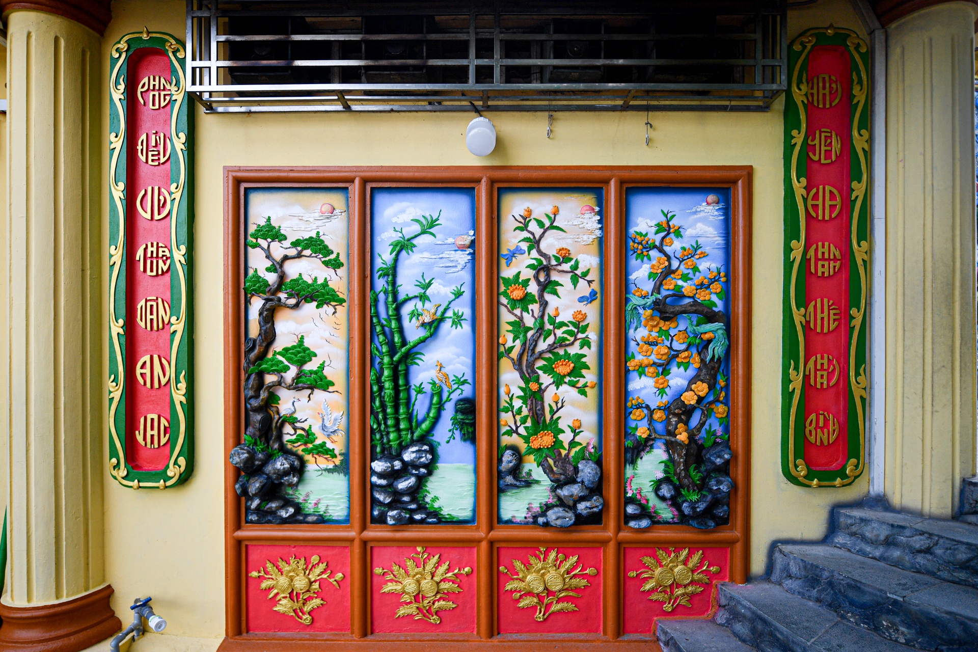 Ngôi đền nằm cạnh ngọn hải đăng ở Phú Quốc