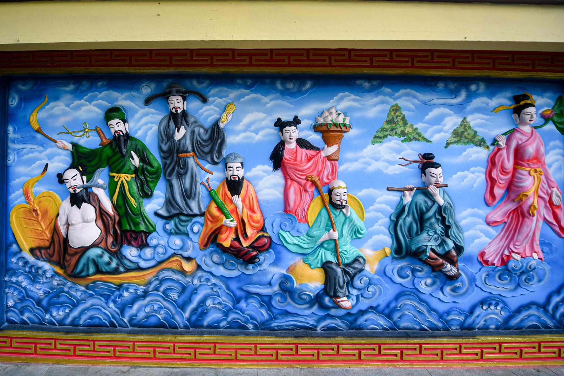 Ngôi đền nằm cạnh ngọn hải đăng ở Phú Quốc