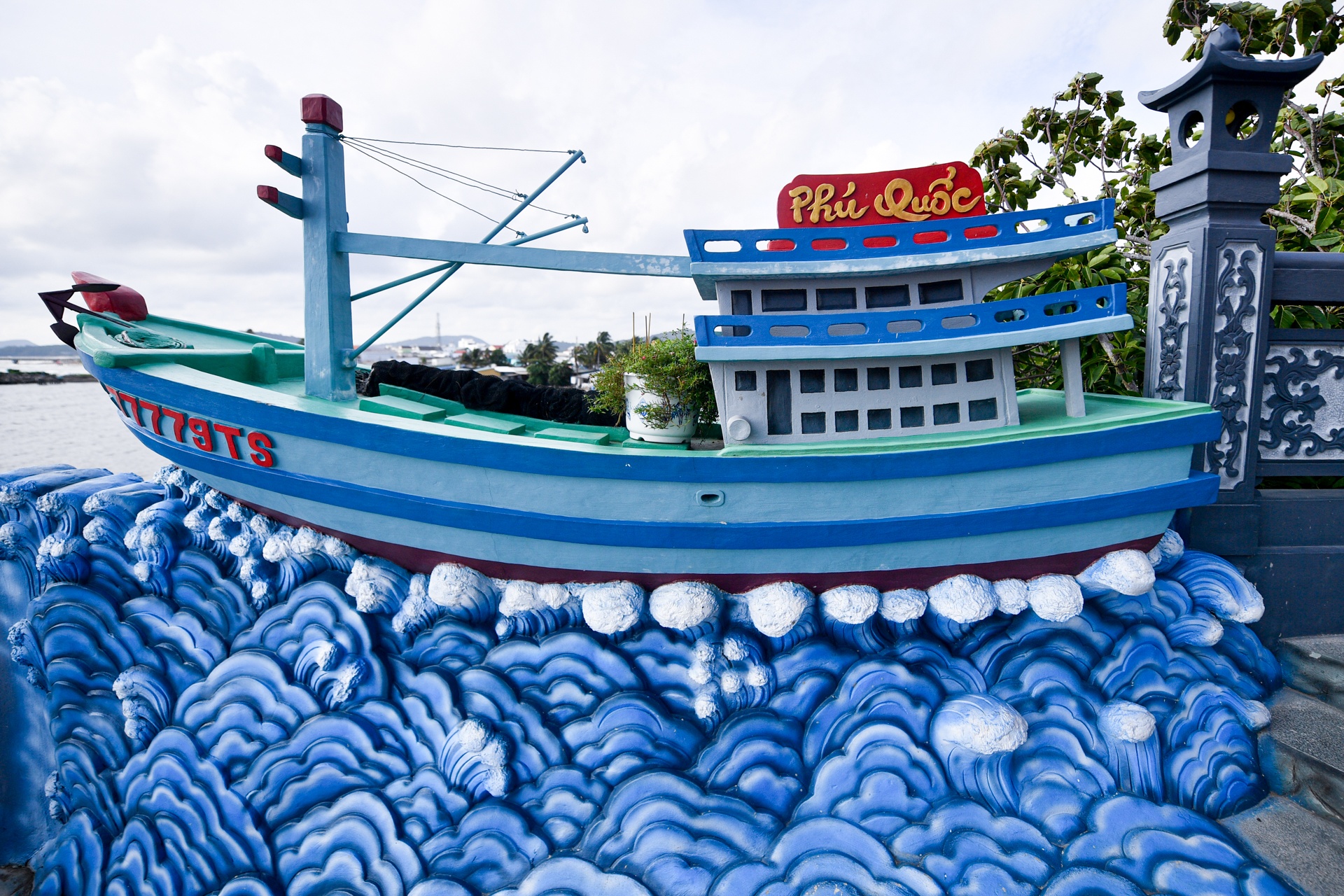 Ngôi đền nằm cạnh ngọn hải đăng ở Phú Quốc