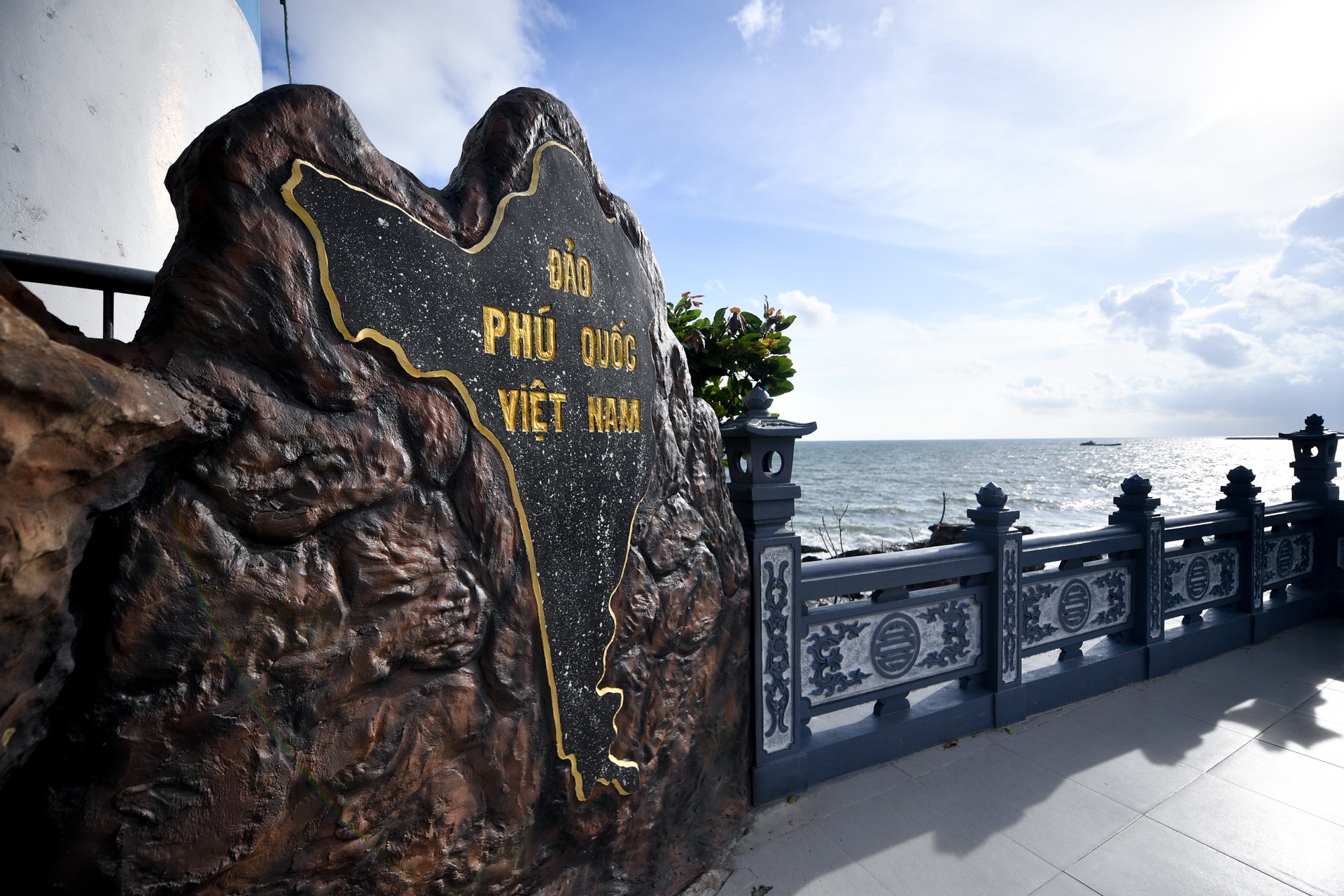 Ngôi đền nằm cạnh ngọn hải đăng ở Phú Quốc