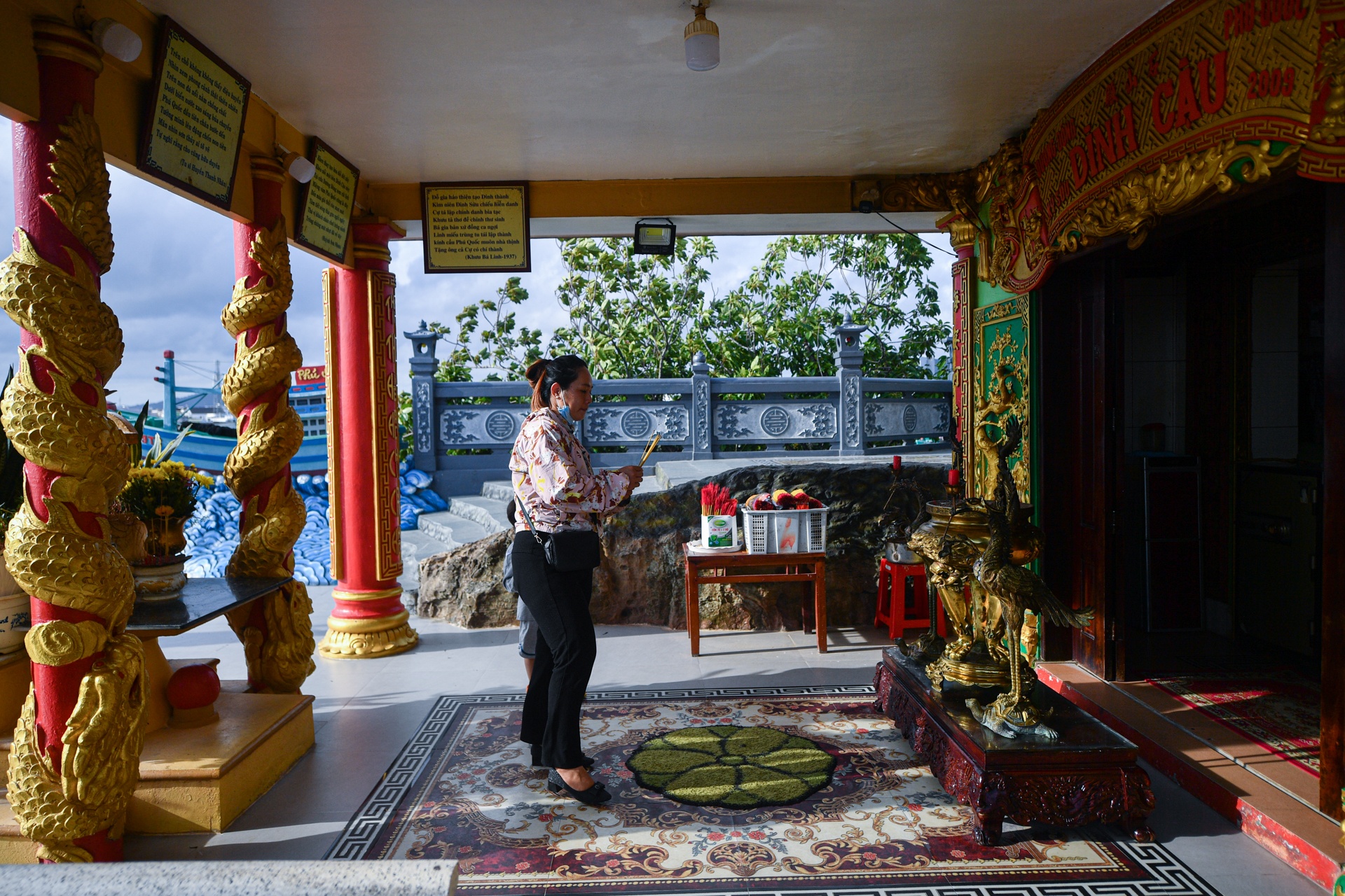 Ngôi đền nằm cạnh ngọn hải đăng ở Phú Quốc