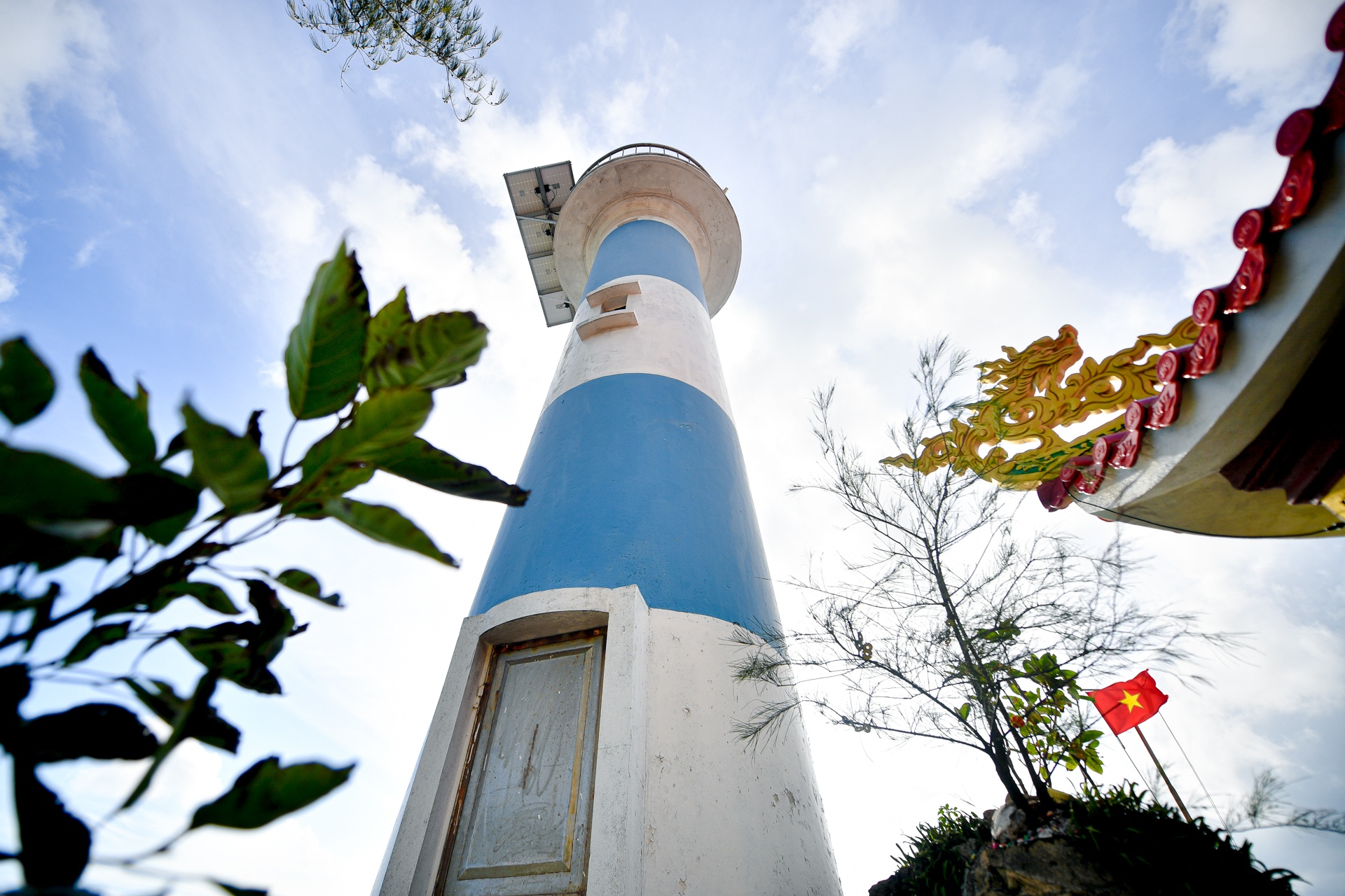 Ngôi đền nằm cạnh ngọn hải đăng ở Phú Quốc