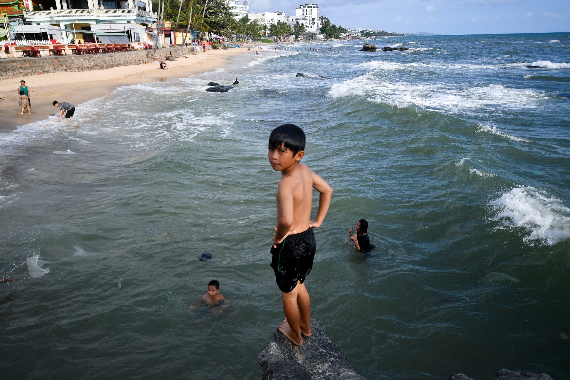 Ngôi đền nằm cạnh ngọn hải đăng ở Phú Quốc