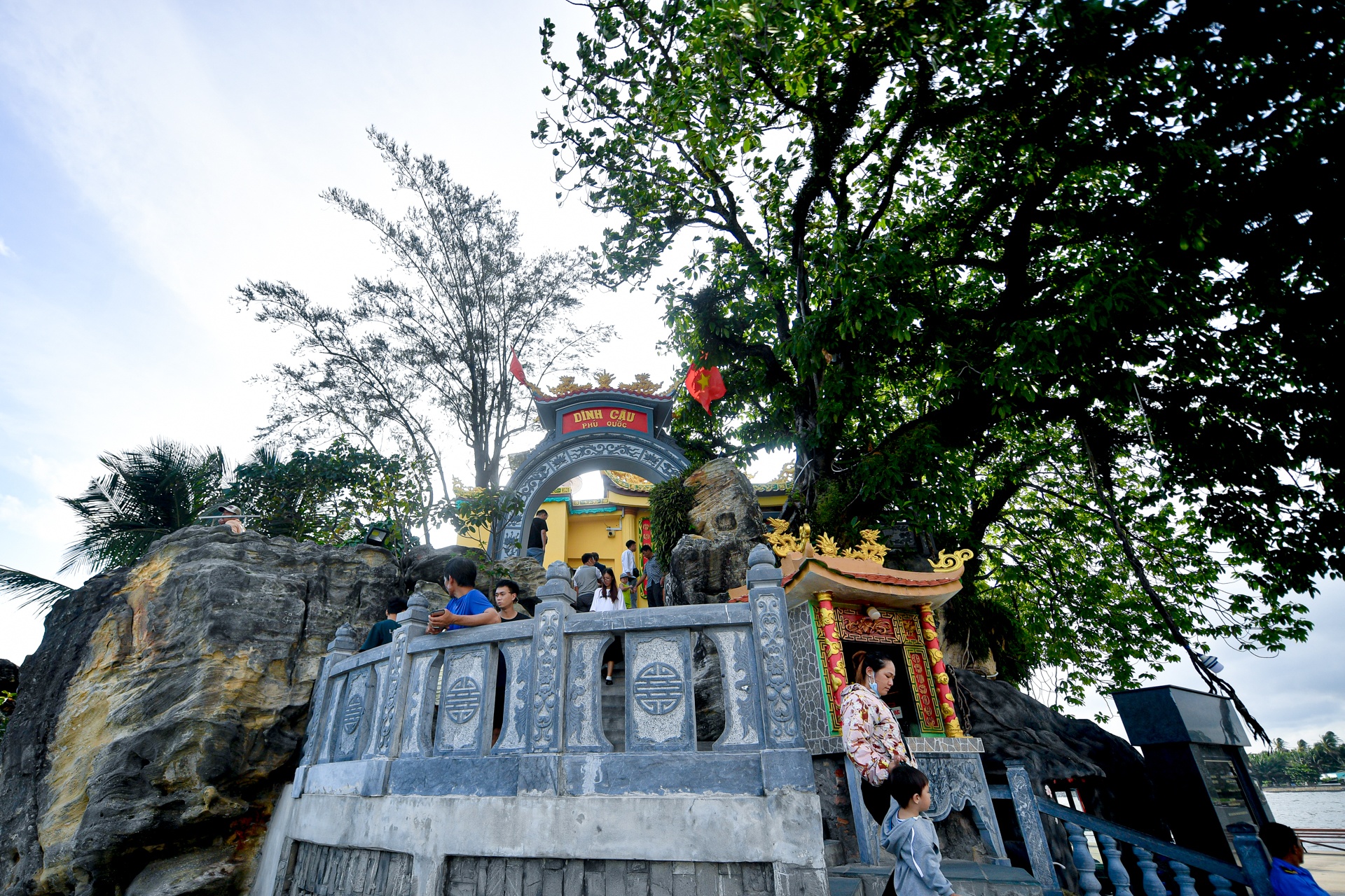 Ngôi đền nằm cạnh ngọn hải đăng ở Phú Quốc