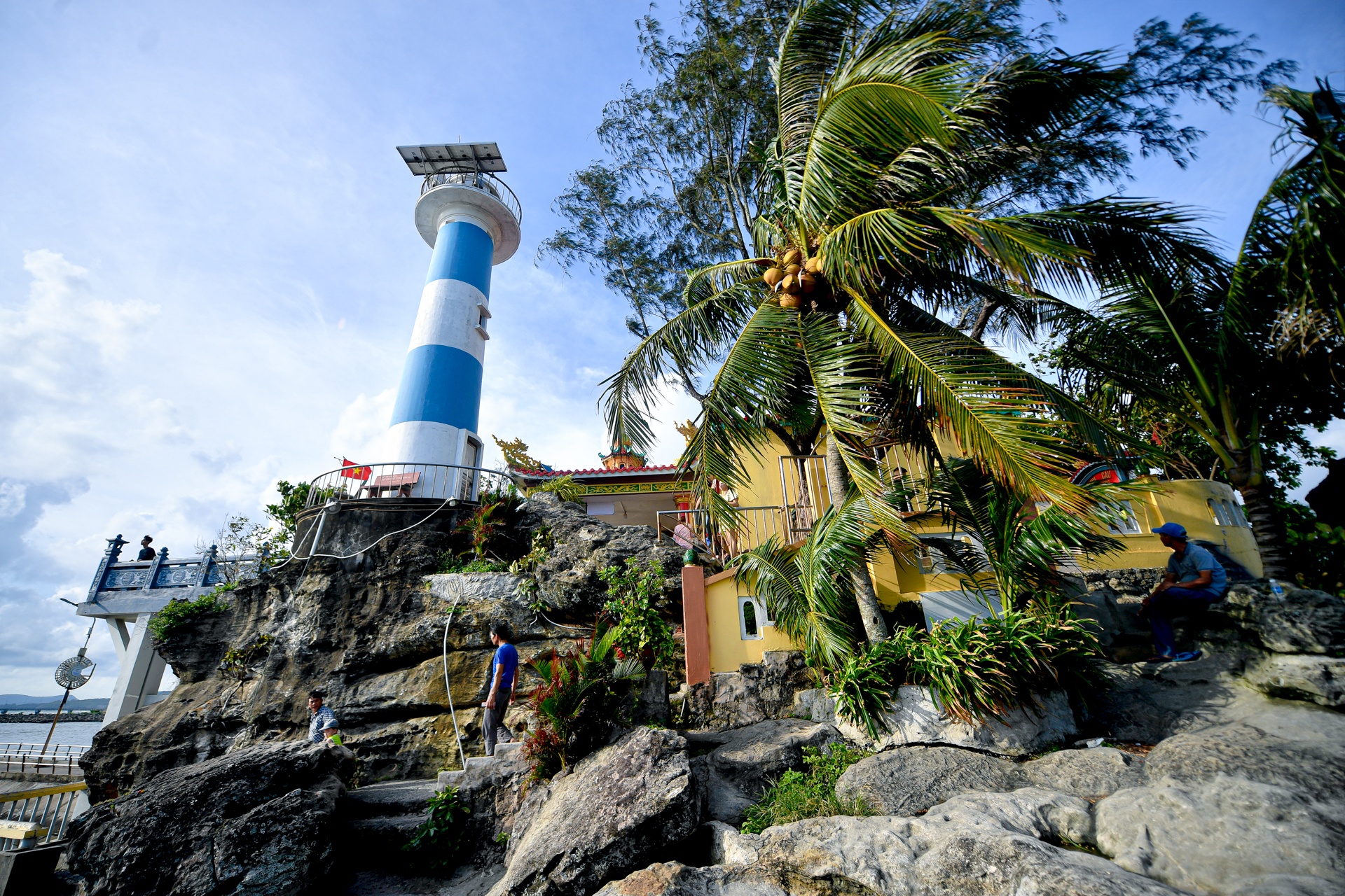 Ngôi đền nằm cạnh ngọn hải đăng ở Phú Quốc