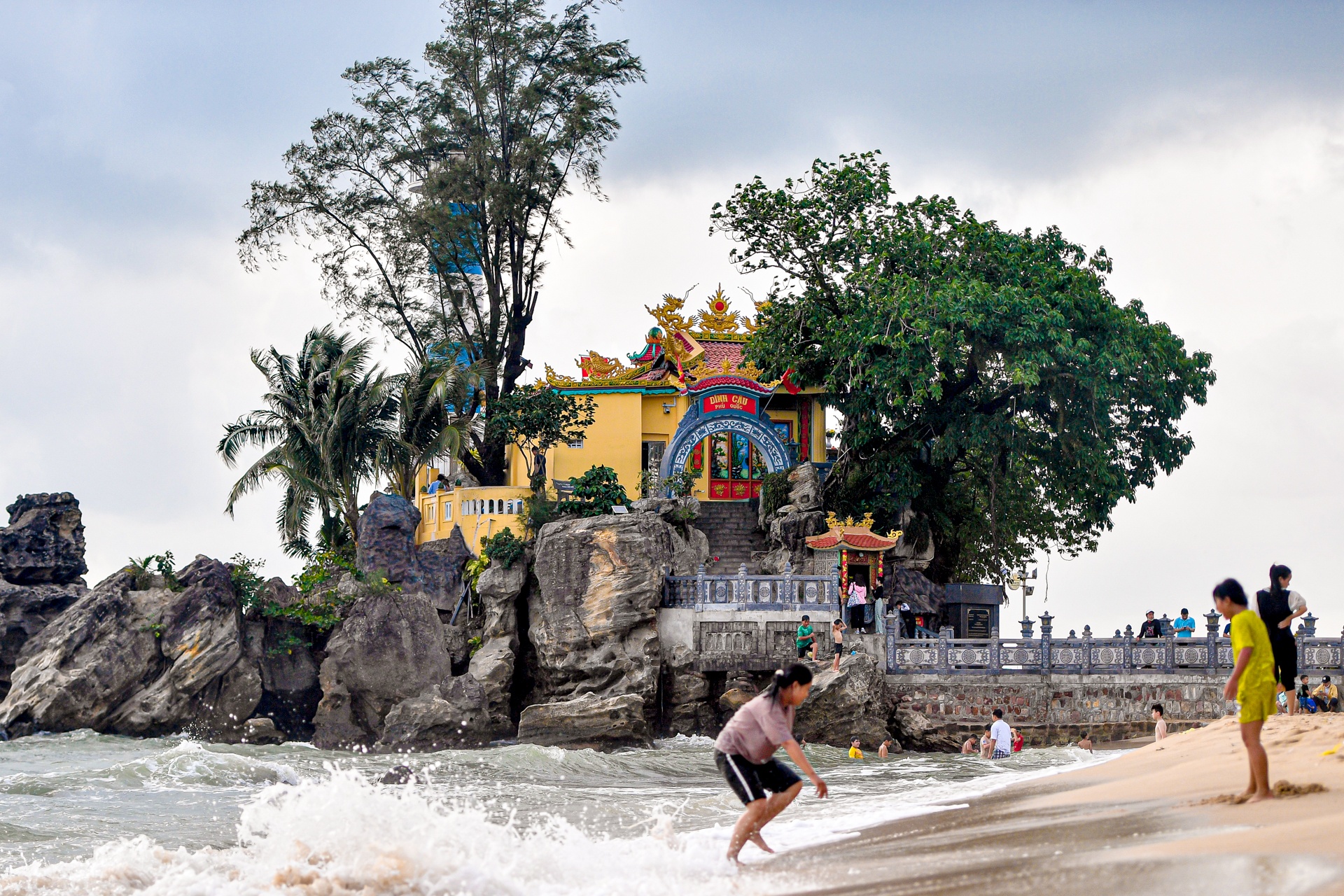 Ngôi đền nằm cạnh ngọn hải đăng ở Phú Quốc