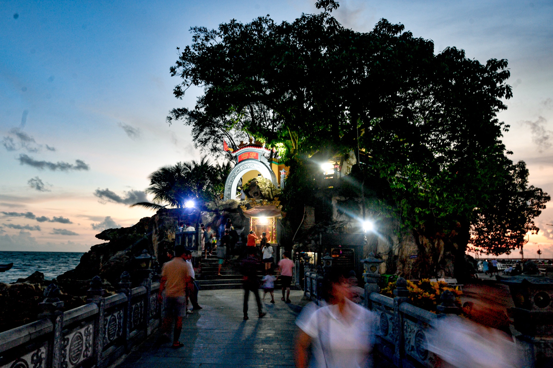 Ngôi đền nằm cạnh ngọn hải đăng ở Phú Quốc