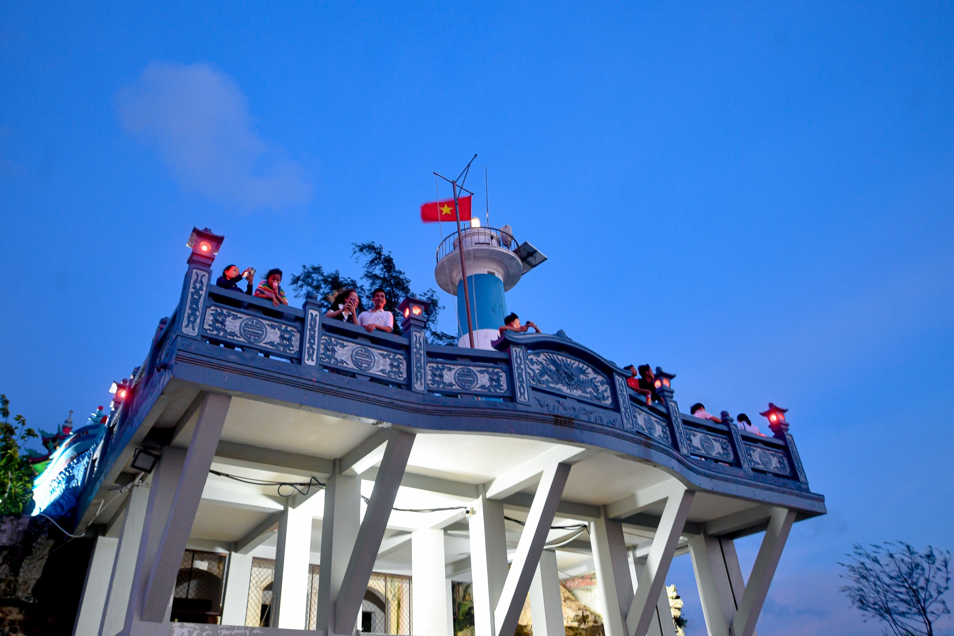 Ngôi đền nằm cạnh ngọn hải đăng ở Phú Quốc