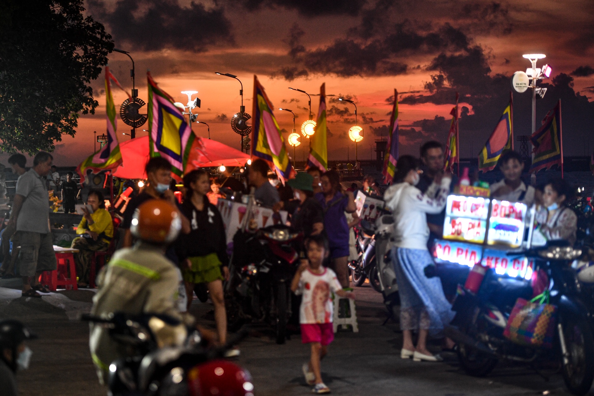 Ngôi đền nằm cạnh ngọn hải đăng ở Phú Quốc