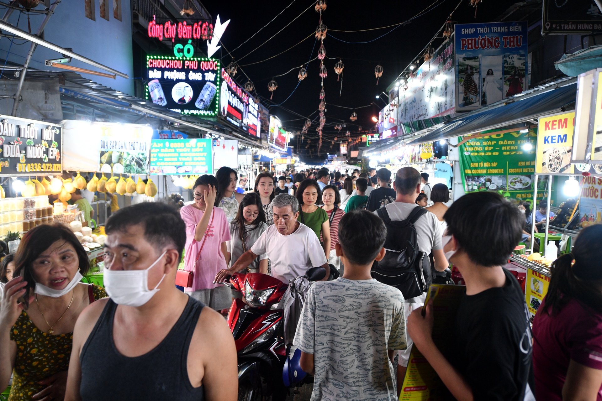 Du khách đội mưa du lịch Phú Quốc