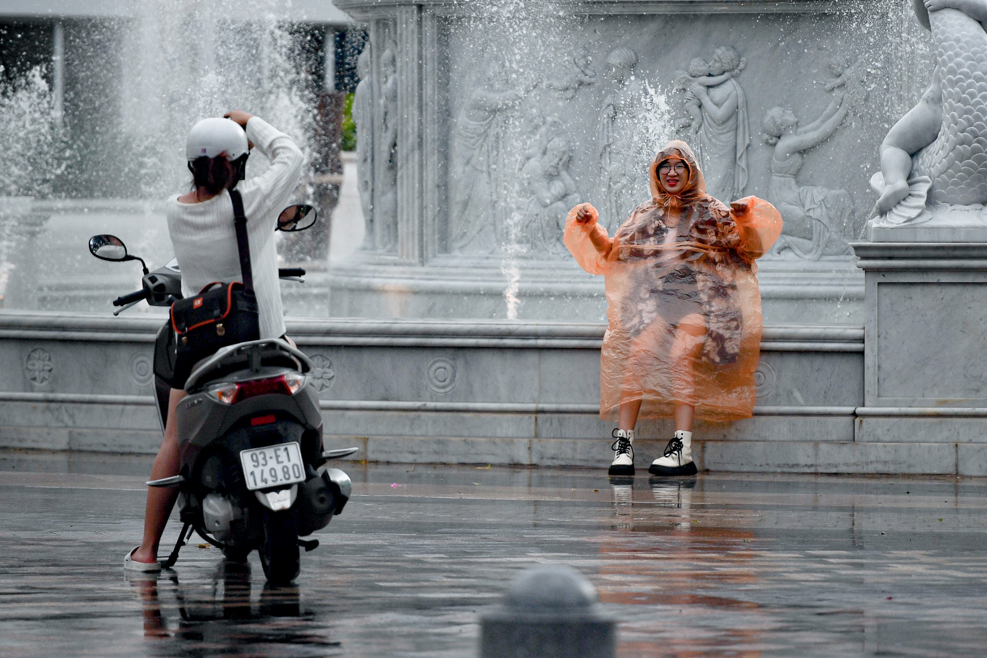 Du khách đội mưa du lịch Phú Quốc