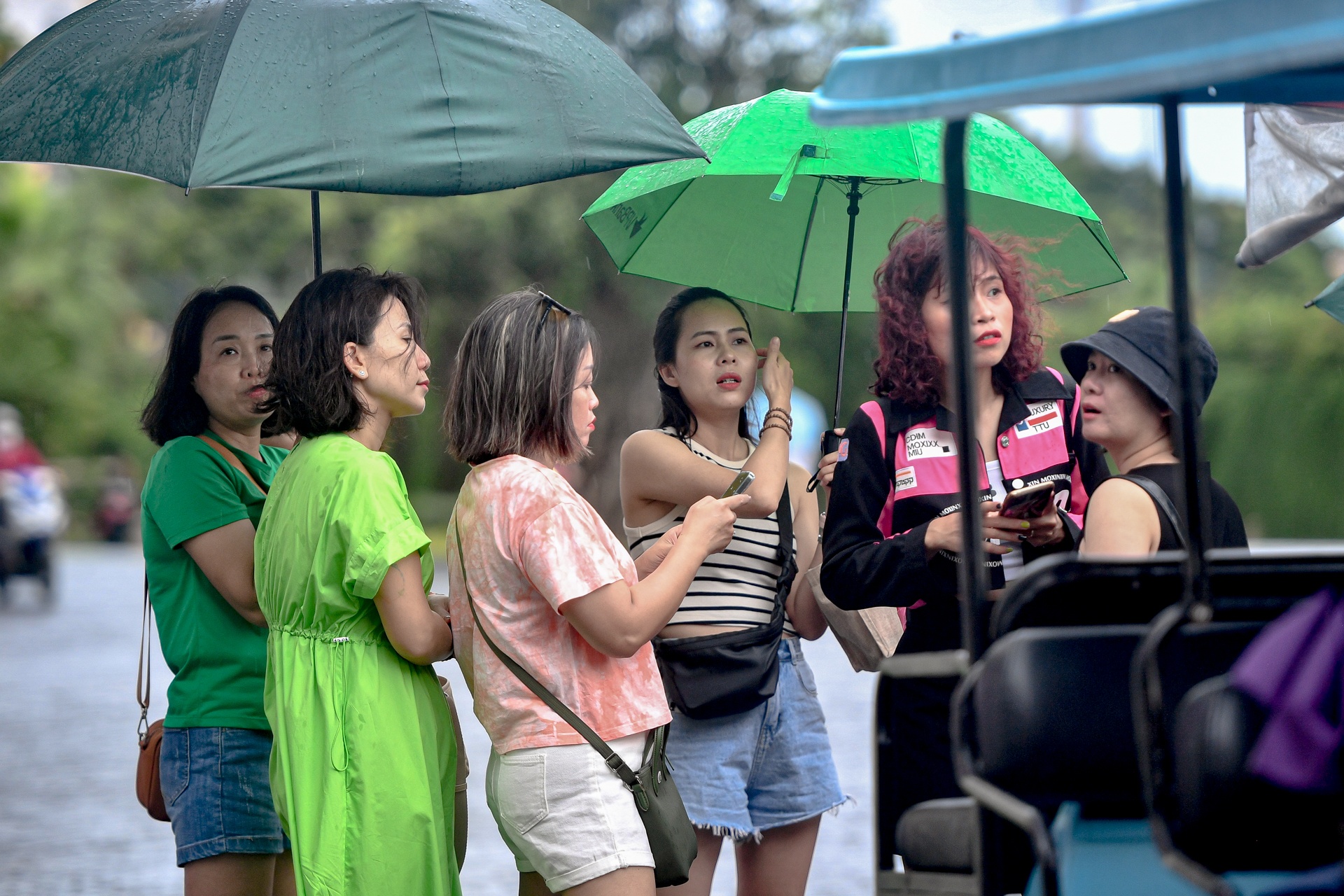 Du khách đội mưa du lịch Phú Quốc