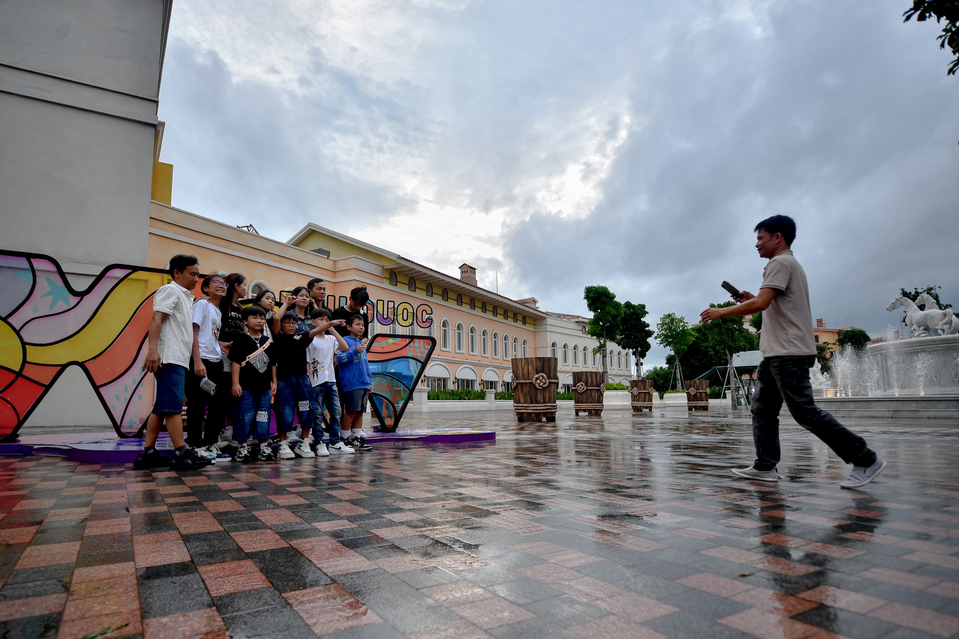 Du khách đội mưa du lịch Phú Quốc